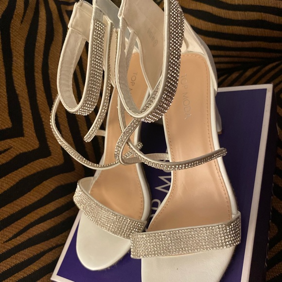 Women’s white bling sandals w rhinestones - Picture 5 of 5